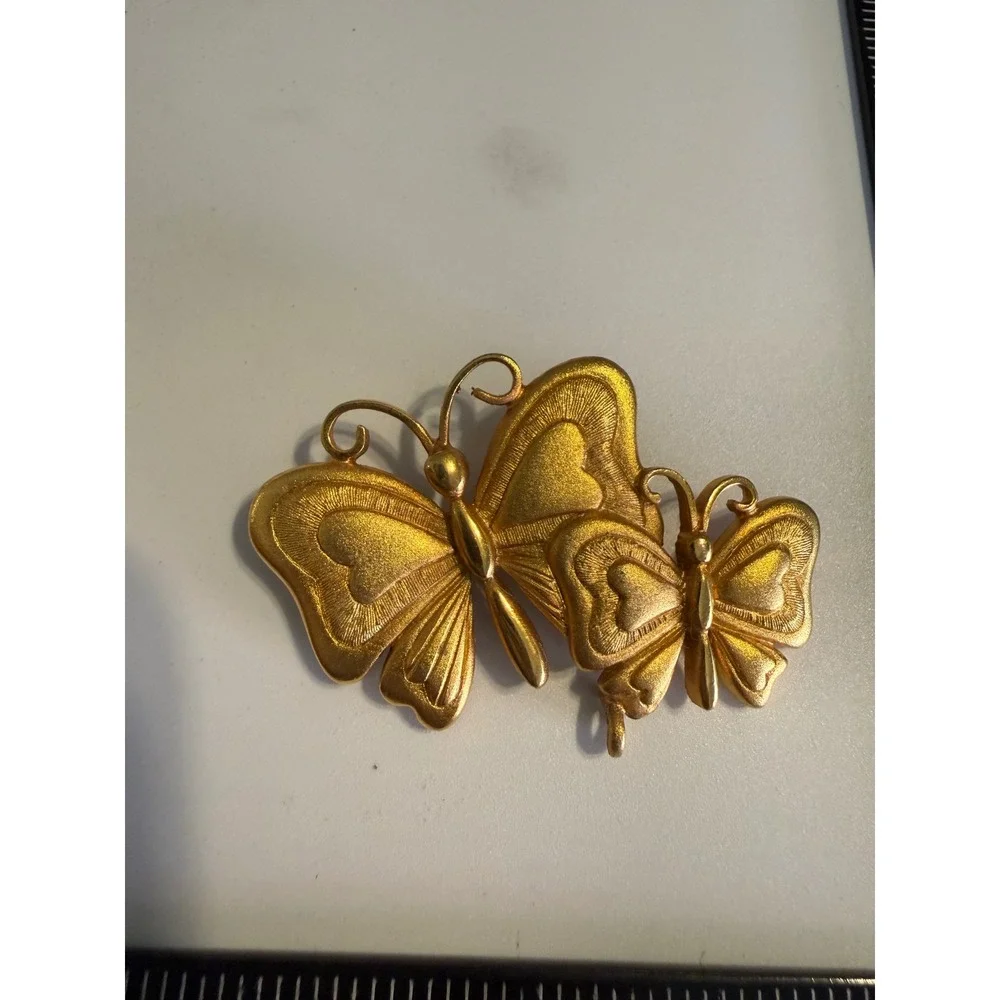 Casual Corner Vintage‎ Double Butterfly Brooch Gold Tone Textured Pin Jewelry